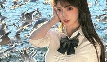 虽然在“17吃瓜中心”网页看每个瓜消息，但我竟然对旁边的花开得有些心神不宁…