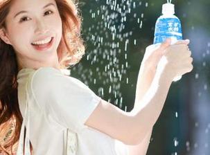 美女与光影交织，51吃瓜网传送门给你无穷的surprises，竟然还免费！