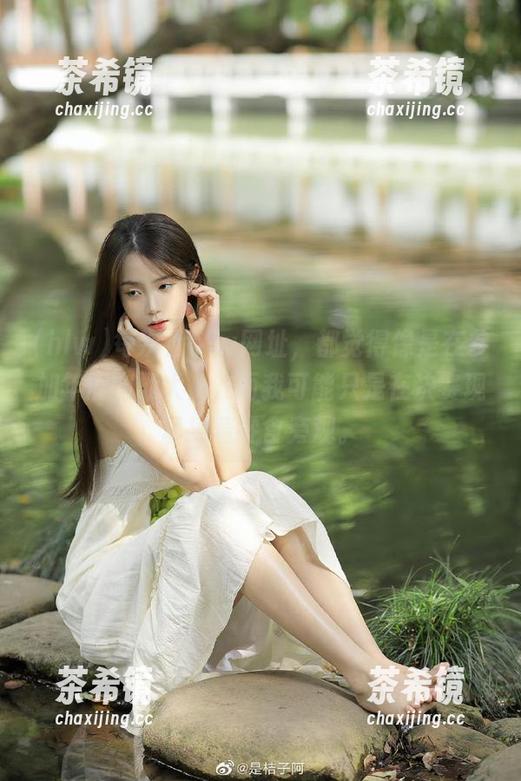 每次上hlw网址，都觉得像是在参加年度幽默大赛，而我可能只是在决赛现场捧着零食旁观。