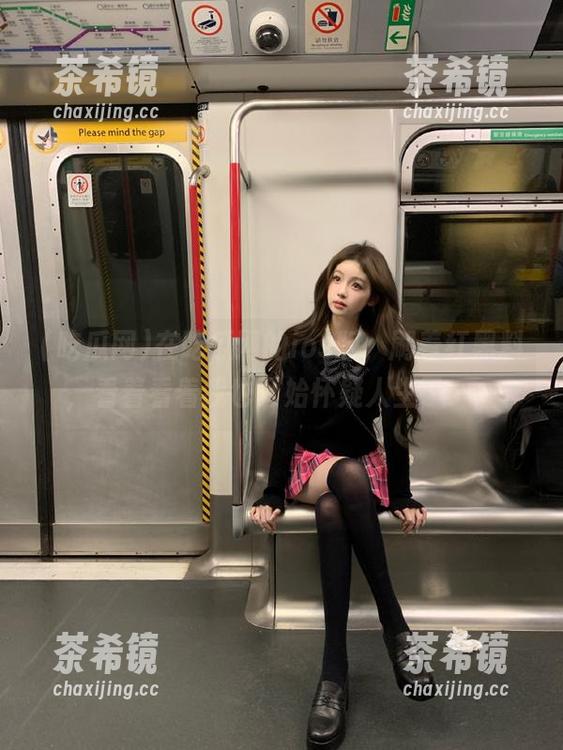 在吃瓜网的ios版，刷着红黑料，看着看着我也开始怀疑人生了……