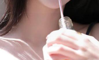 登录网红黑料，瞬间沉浸在贱贱的小八卦中，羡慕为啥我没这些事儿。