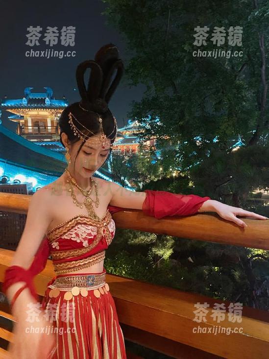 闯入黑料网站的网页，是一场越看越让人不知所措的冒险。
